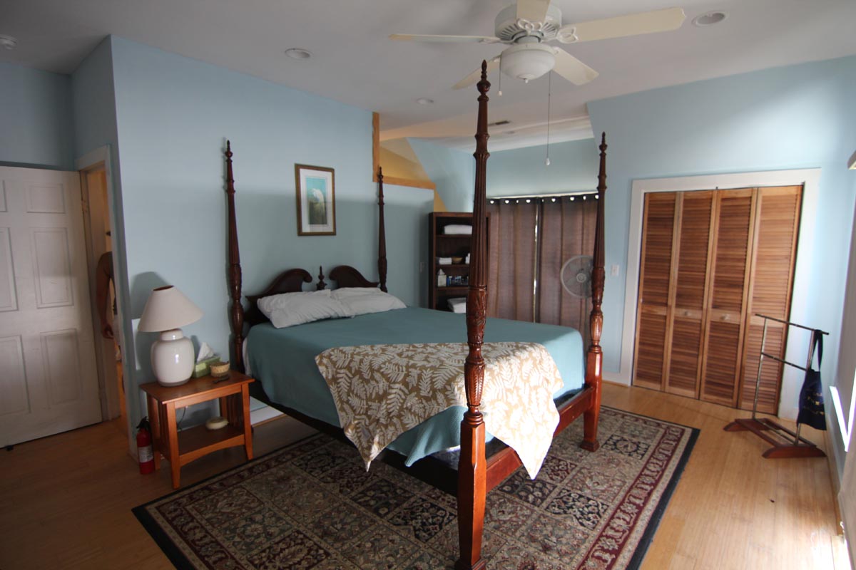 Four-poster bed in a light-filled bedroom at Goat Island Resort