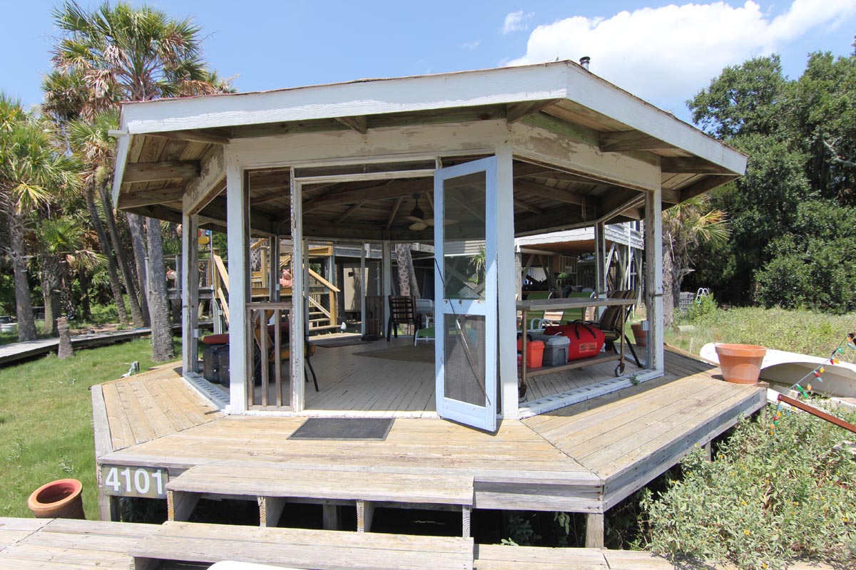Screened island gazebo with deck seating at Goat Island Resort